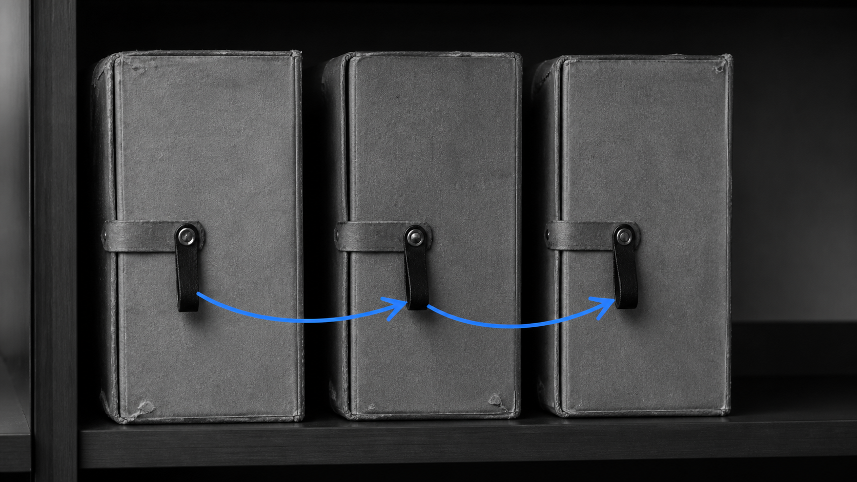 Trois dossiers d'exercices comptables reliés par une flèche tracée à la main, illustration de la lecture d'un bilan sur trois années.