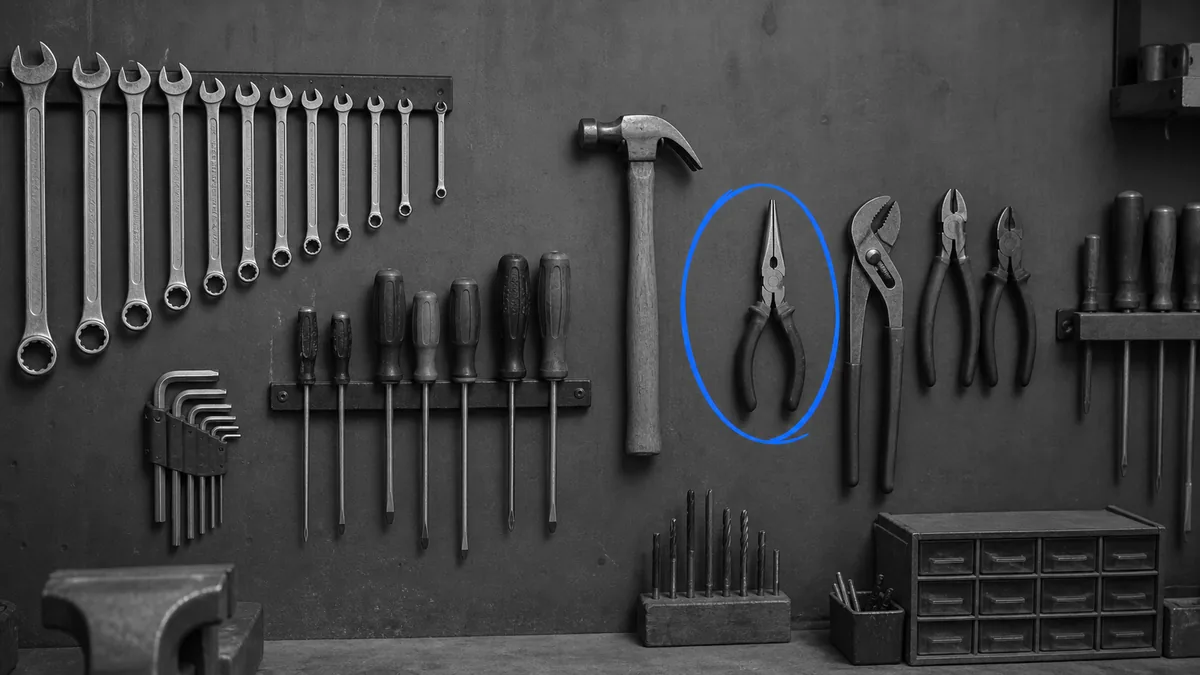 Mur à outils avec un outil précis entouré à la main, symbole du bon point de départ avant d'ajouter un outil IA.