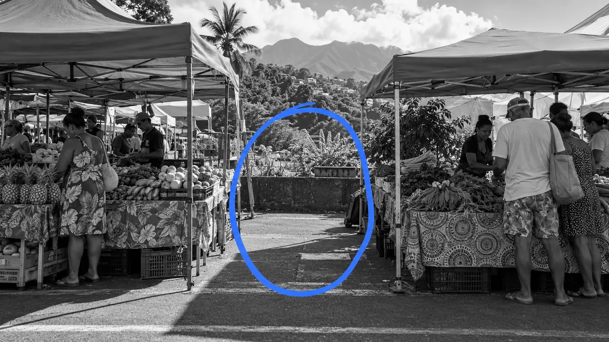 Entre des étals de marché serrés, un cercle dessiné à la main entoure un espace resté vide — l'opportunité de positionnement que la concurrence a laissée de côté